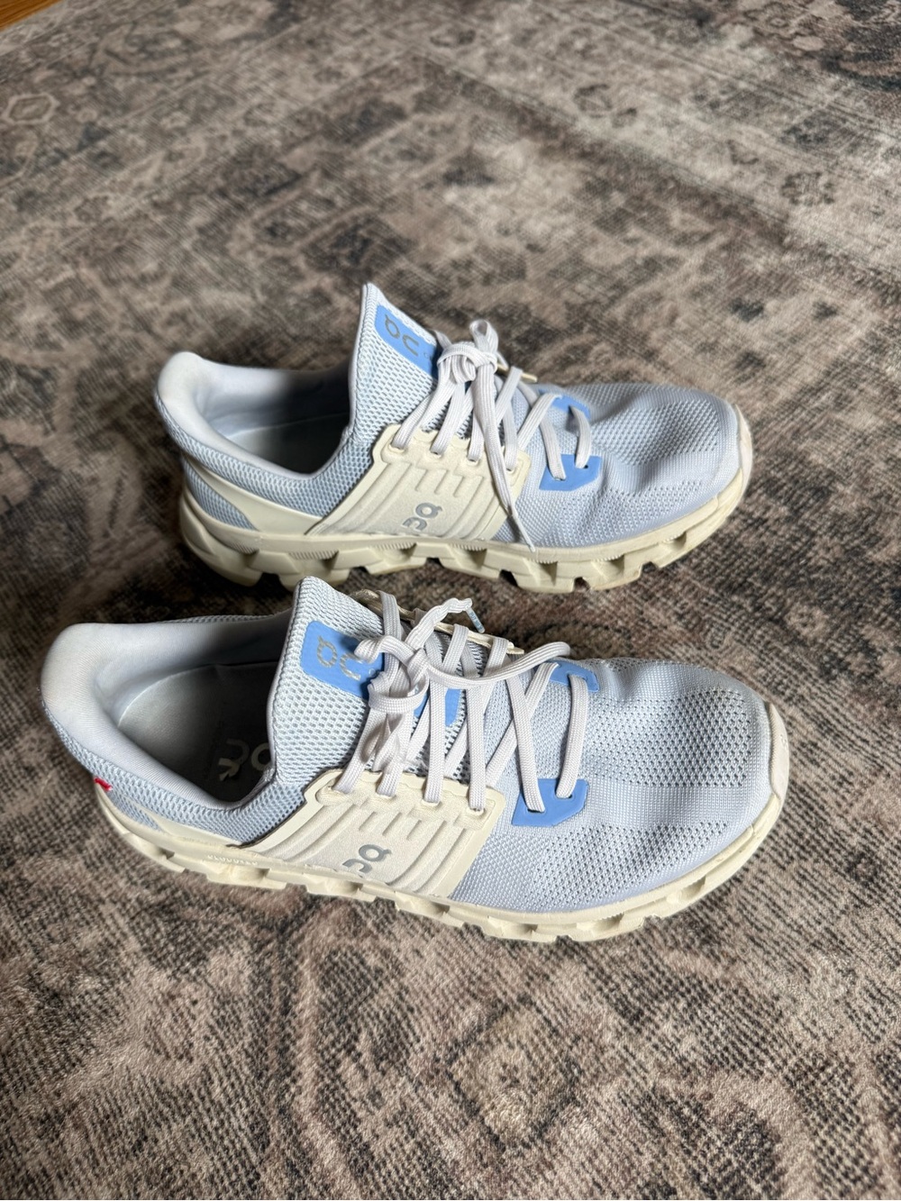 On cloud Light Blue Athletic Running Shoes - Women's 8.5 - Picture 2 of 4